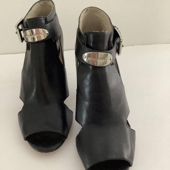 Michael Kors Geniune Leather Black shoe bootie size 8 - Picture 1 of 8
